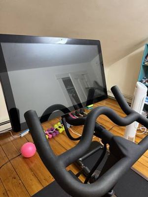 Peloton Bike (2021) Excellent Condition 3