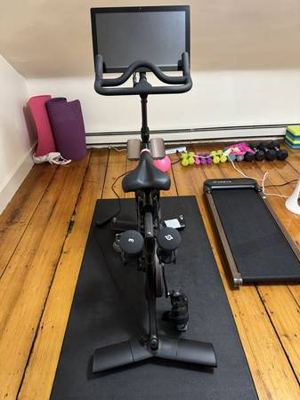 Peloton Bike (2021) Excellent Condition 2