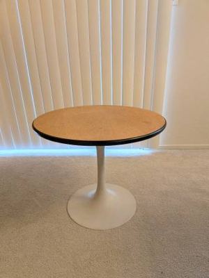 Mid-Century Modern Saarinen-style Tulip Side Table 1