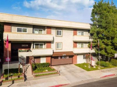 Gorgeous 1 bed / 1 bath! Sq Ft! Must see! 3