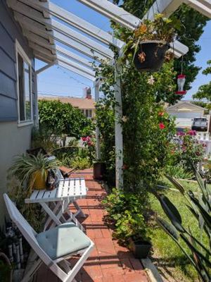 $1,100 Room available in perfect location.Ready to move in! 1