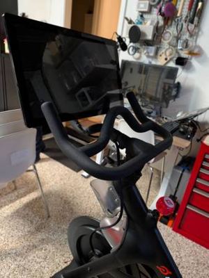 Peloton Gen 3 monitor, <50 rides 2