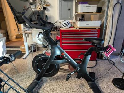 Peloton Gen 3 monitor, <50 rides 1