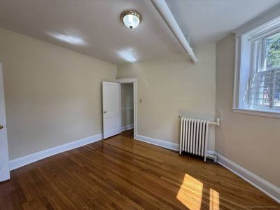 Woodstock Ave/Brighton Clean and Sunny 1 Bed For Now!! No Fee! 2
