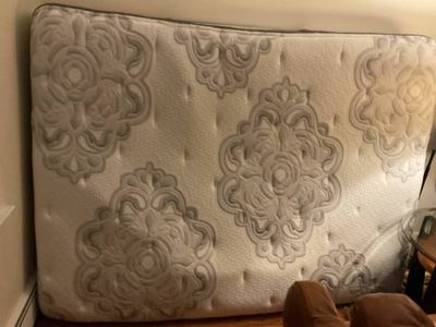 Simmons Beautyrest Platinum Brittany Luxury Mattress - excellent condition. 3