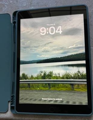 Apple iPad wireless and wifi (9th gen) 64GB 2