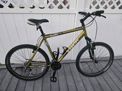 LIKE NEW. TREK 7300 MOUNTAIN BIKE 5"11-6"4 1