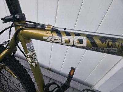 LIKE NEW. TREK 7300 MOUNTAIN BIKE 5"11-6"4 2
