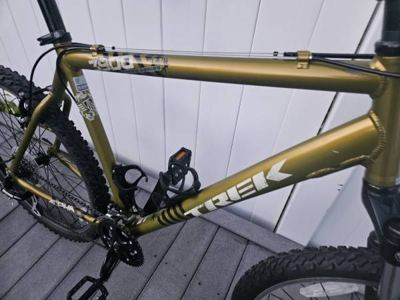 LIKE NEW. TREK 7300 MOUNTAIN BIKE 5"11-6"4 3