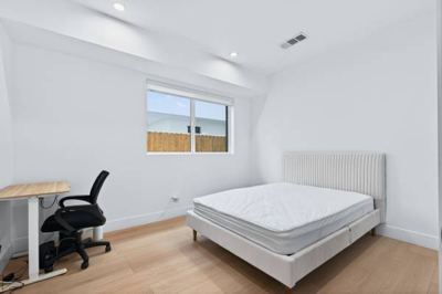 Private room w/ own bathroom by USC - utilities included 3