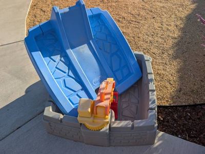 FREE childrens sandbox and water table 3