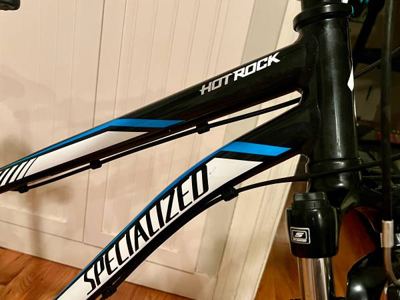 Specialized Hotrock 24 21-speed kid’s mountain bike in excellent condition 3