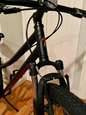 Specialized Hotrock 24 8-speed kids mountain bike in excellent condition 2