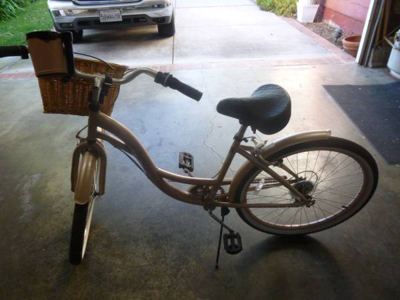 Ladies 26" CRUISER STYLE BIKE W/ACCESSORIES LIKE NEW! 2