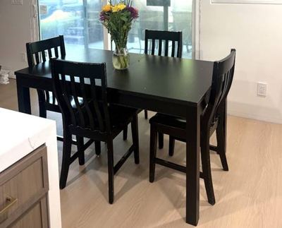 Free expandable kitchen table and 4 chairs 1