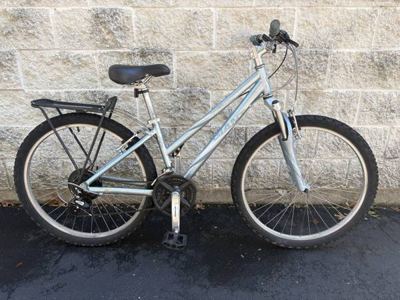Women’s 26" Giant 21-speed aluminum mountain bike XS for 4'11" to 5'4" 2