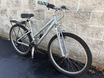 Women’s 26" Giant 21-speed aluminum mountain bike XS for 4'11" to 5'4" 3