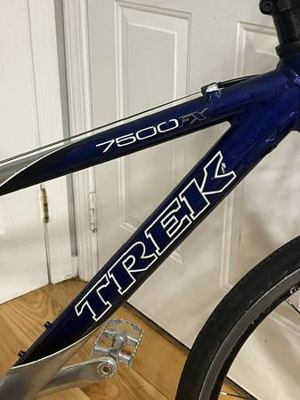 Trek 7500; 5´3¨ to 5¨; hybrid; 7 speed; excellent shape;color blue 2