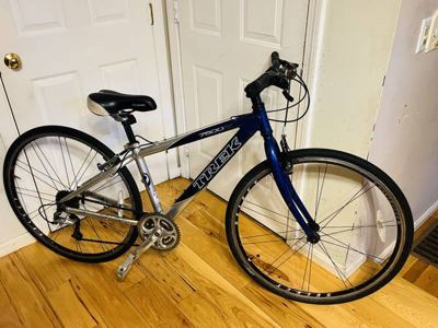 Trek 7500; 5´3¨ to 5¨; hybrid; 7 speed; excellent shape;color blue 1