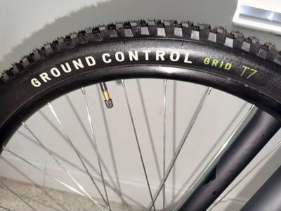 Special Specialized Rockhopper Mountain Bike 2