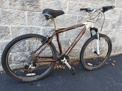 Women’s 26" Trek aluminum mountain bike MEDIUM for 5'3" to 5'8" 1