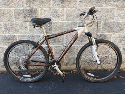Women’s 26" Trek aluminum mountain bike MEDIUM for 5'3" to 5'8" 2