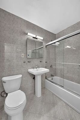 Studio for rent — 150 E 18th St, New York 4
