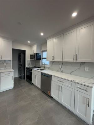 3 BR for rent — 1580 208th Pl, Flushing 3