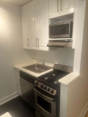 Studio for rent — 148 W 68th St, New York 2
