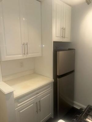 Studio for rent — 148 W 68th St, New York 3