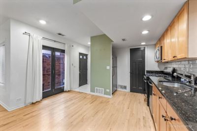 2 BR for rent — 832 W Barry Ave #2, Chicago 2