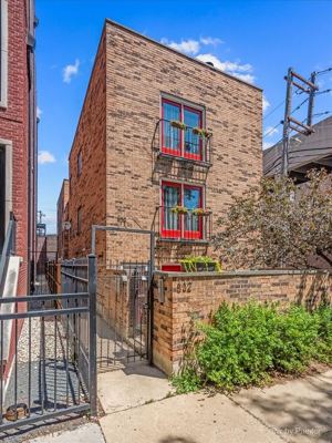 2 BR for rent — 832 W Barry Ave #2, Chicago 1