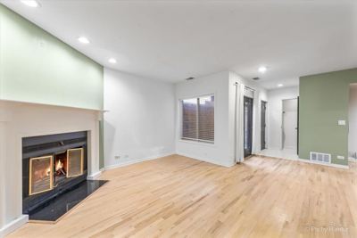 2 BR for rent — 832 W Barry Ave #2, Chicago 3