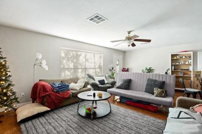 4 BR for rent — 910 E 51st St, Austin 3
